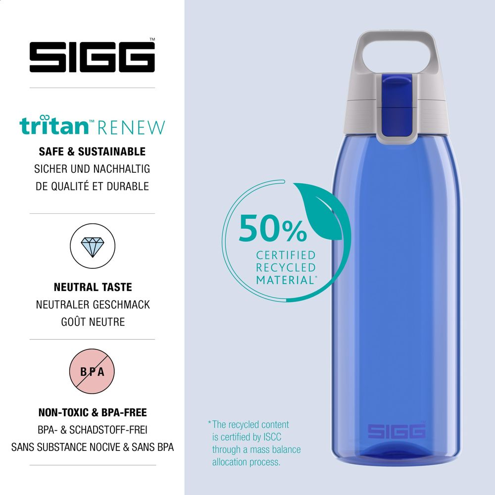 Eine blaue SIGG Tritan Renew Wasserflasche mit weißem Deckel, 50% recycelt.