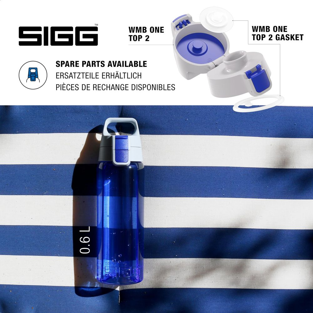 Blaue SIGG Trinkflasche mit weiß-blau gestreiftem Hintergrund. Ersatzteile verfügbar.