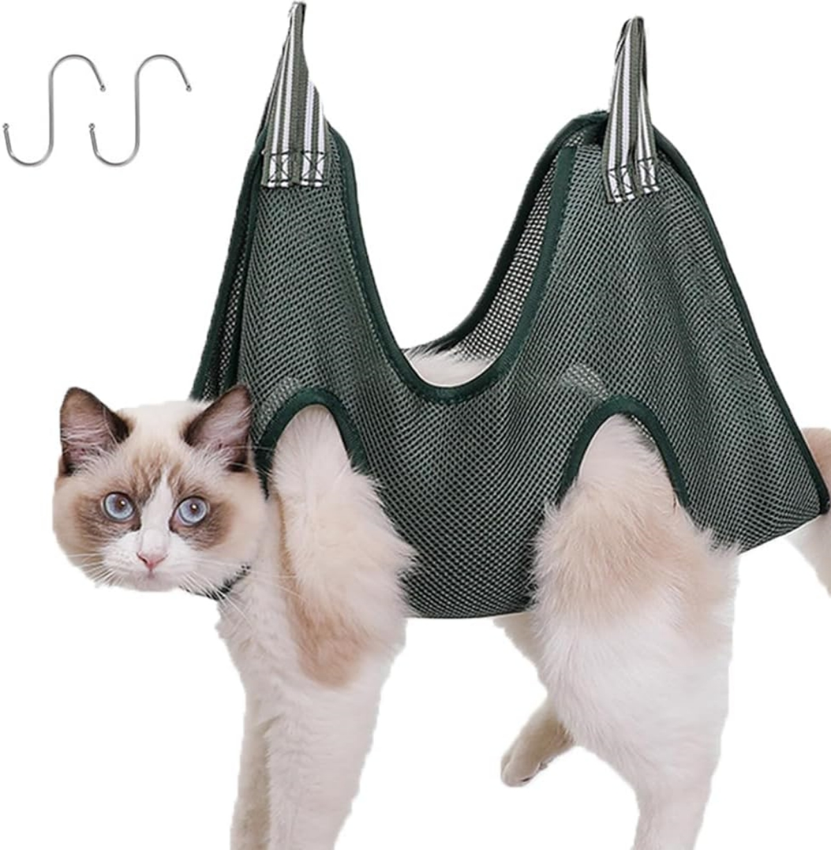 Eine Katze wird in einer dunkelgrünen Netz-Pflegehängematte gehalten. Zwei S-Haken sind sichtbar.