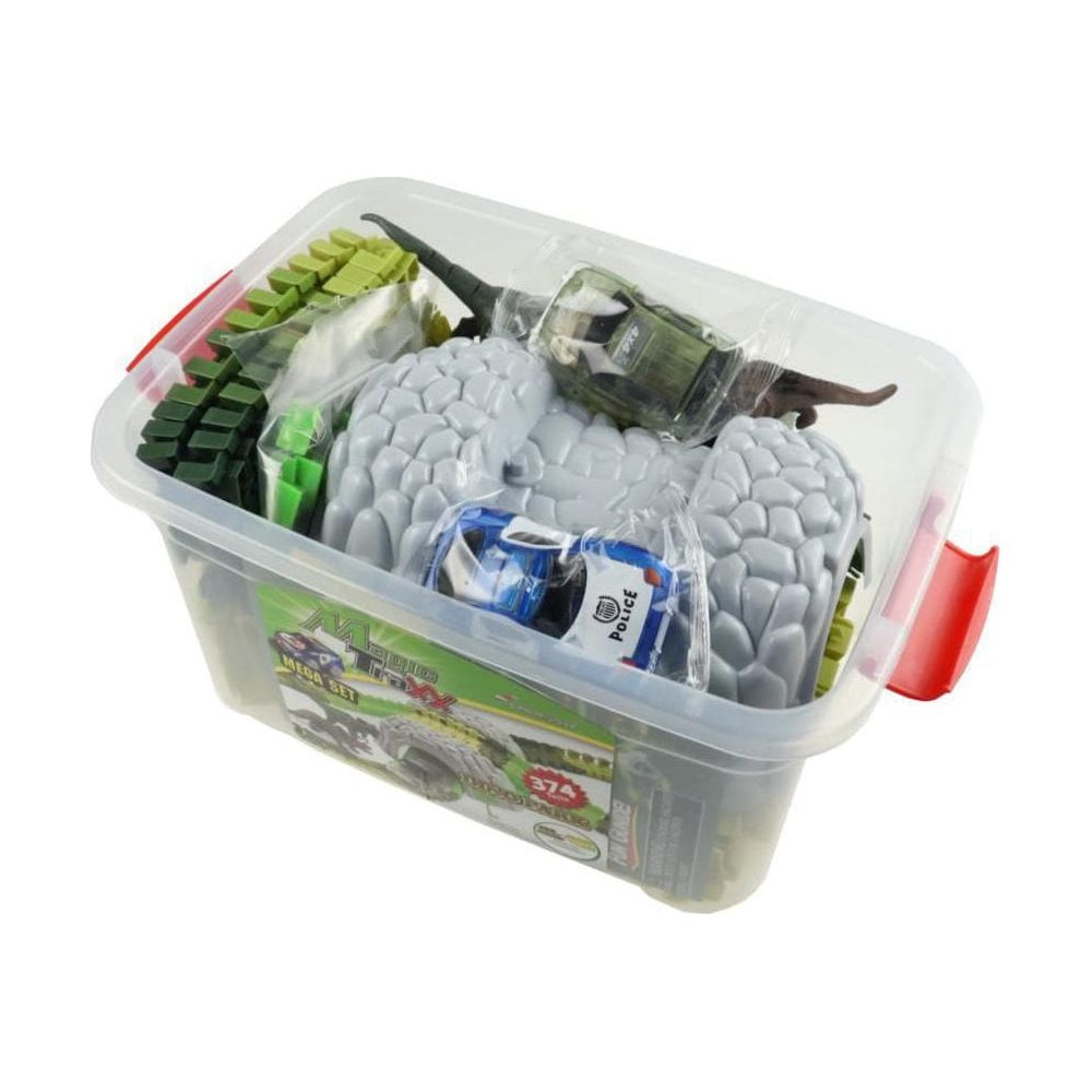 Klare Plastikbox mit Spielzeugautos, Dinosauriern und grauen Felsen. Grüne Gleise sichtbar.