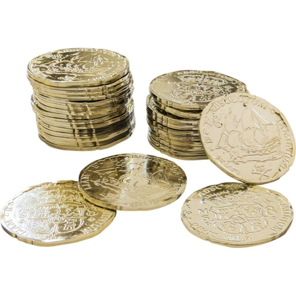 Pile di monete d'oro lucide, alcune con velieri, su sfondo bianco.