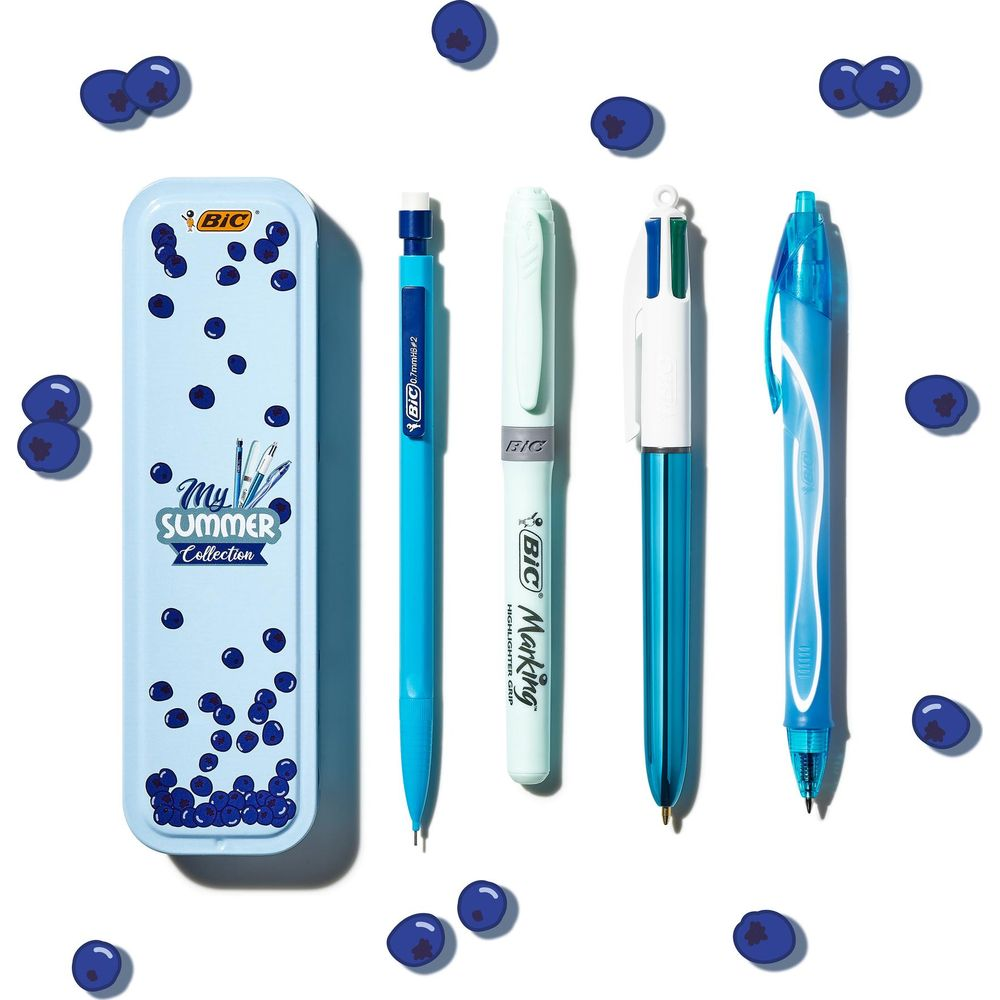 Hellblaue Stifte, ein Etui und Blaubeeren auf weißem Hintergrund.