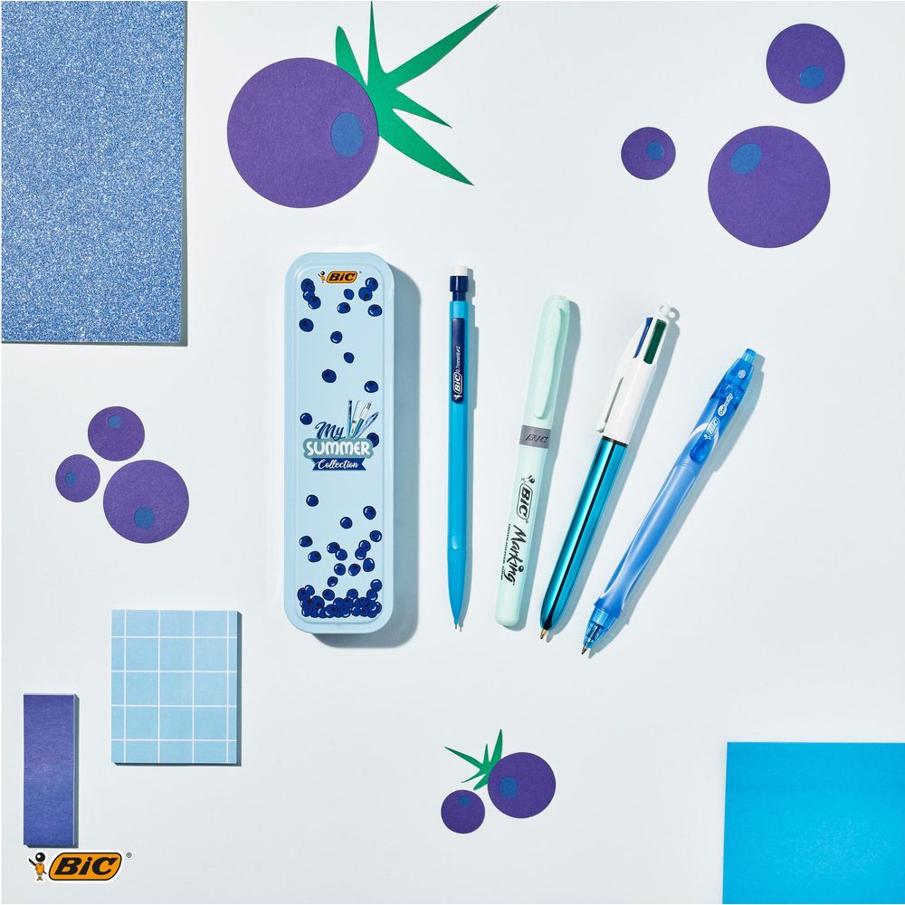 Büroartikel im Sommerstil: Bleistiftbox, Stifte, Notizblöcke und blaue Dekorationen.