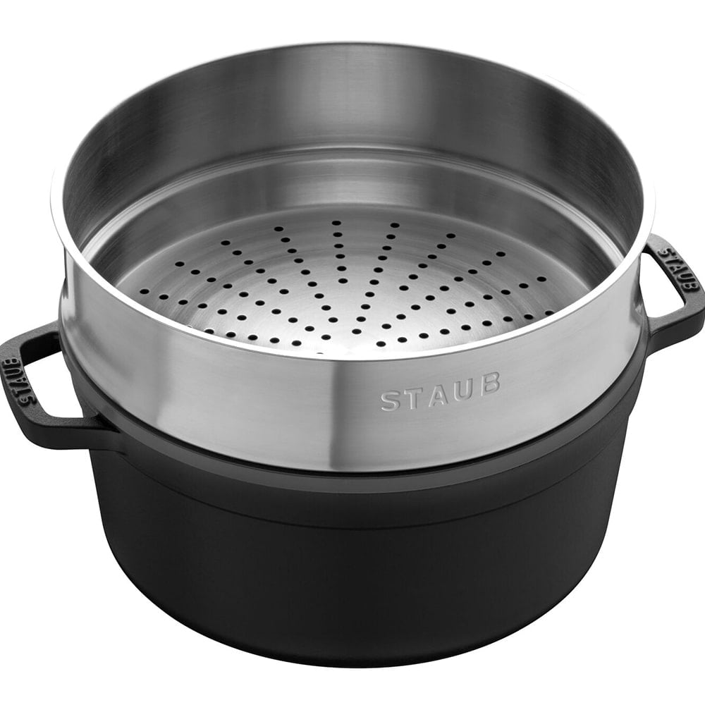 Ein schwarzer Steamer-Einsatz mit poliertem Metall-Dampfkorb und Henkeln.