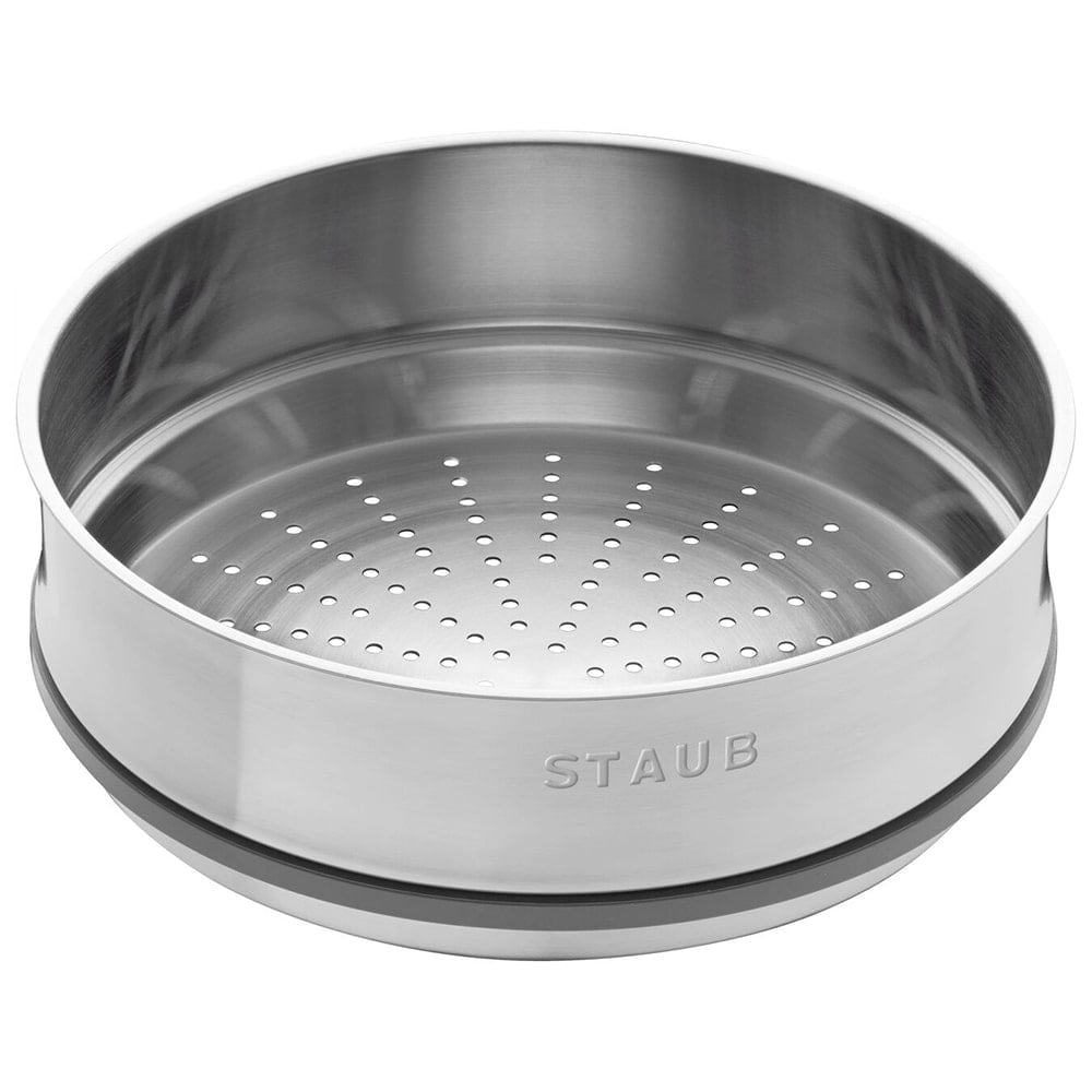 Ein silberner Dampfkorb mit Perforationen und dem Markennamen Staub.