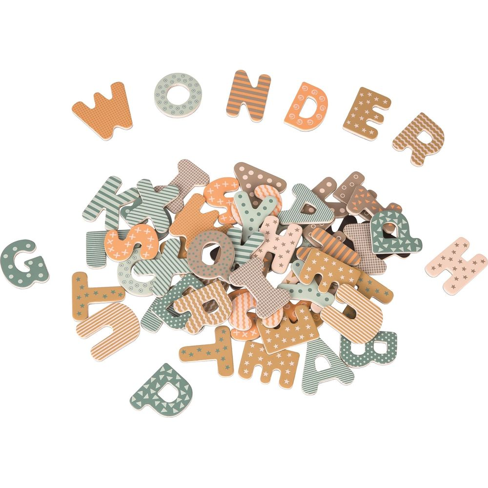 Lettere di legno pastello con motivi compongono la parola WONDER.