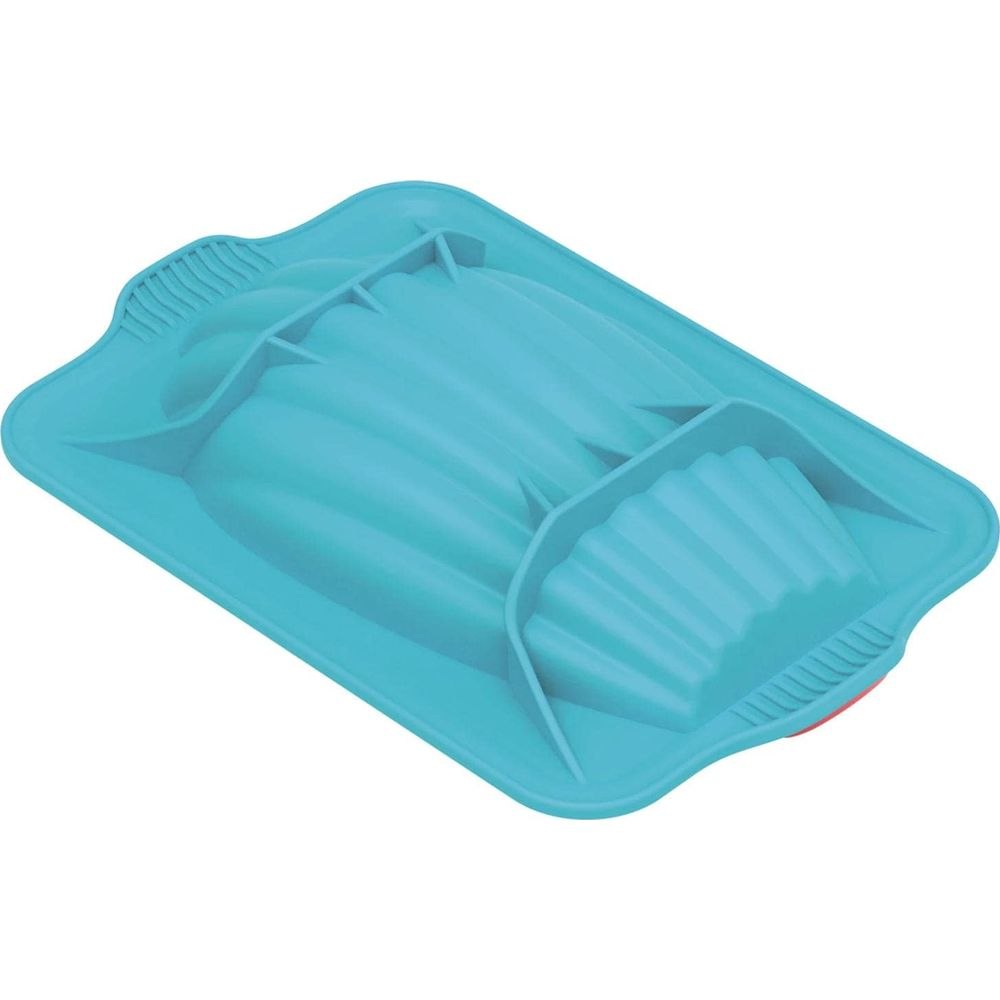 Eine blaue Backform mit sechs Mulden für Madeleines.