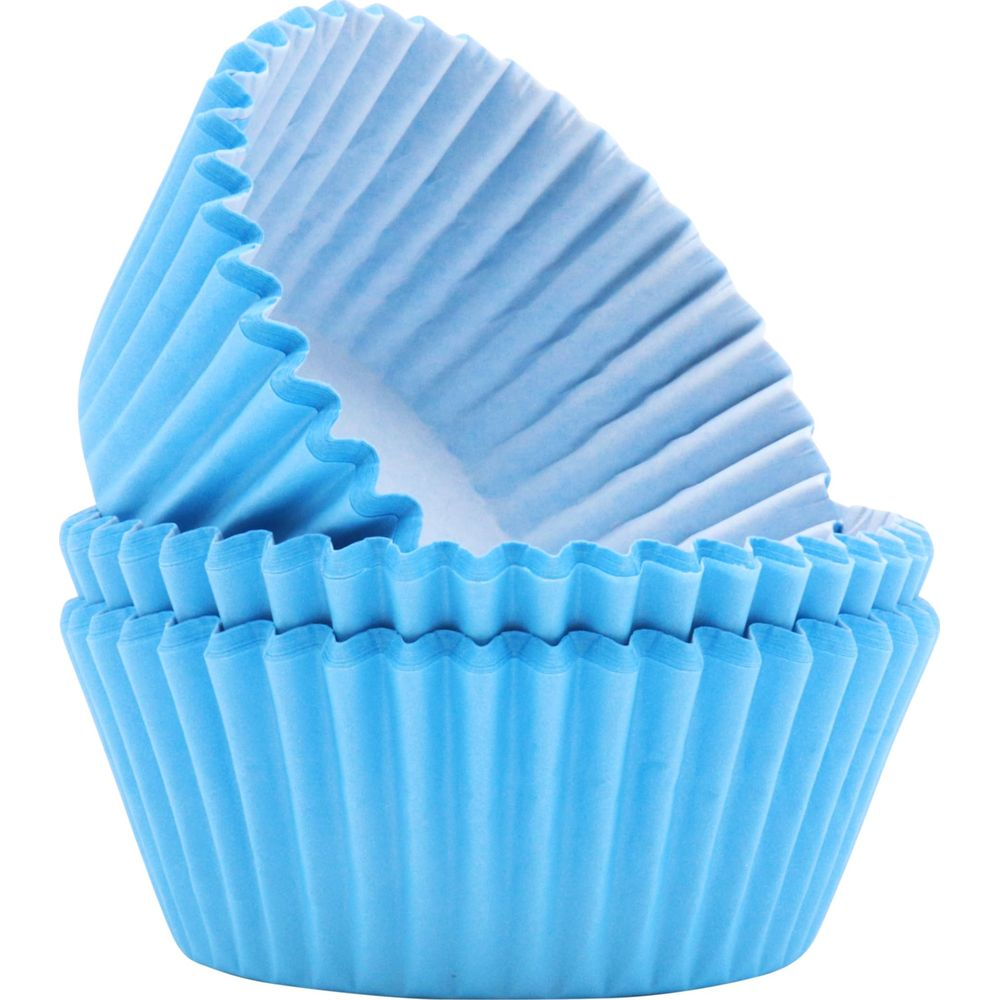 Zwei blaue, gefaltete Papierförmchen für Muffins oder Cupcakes.