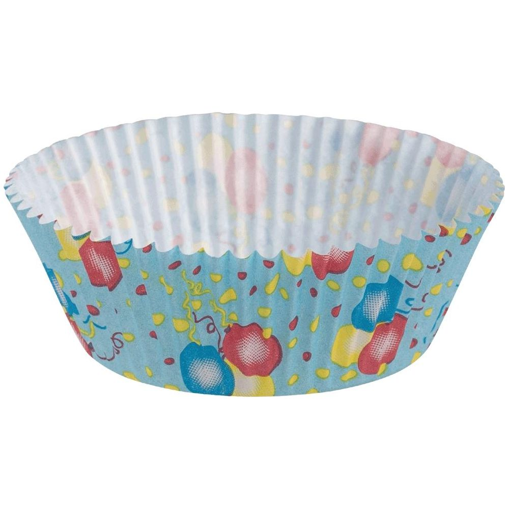 Ein hellblauer Papier-Muffinbecher mit Ballons und Konfetti-Muster.
