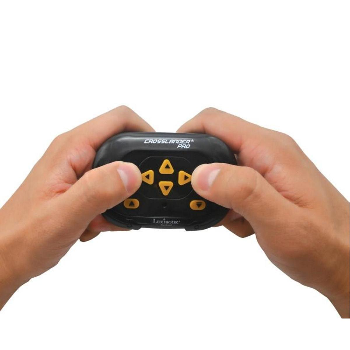 Manos sujetan un mando negro con botones amarillos. Texto dice CROSSLANDER PRO.
