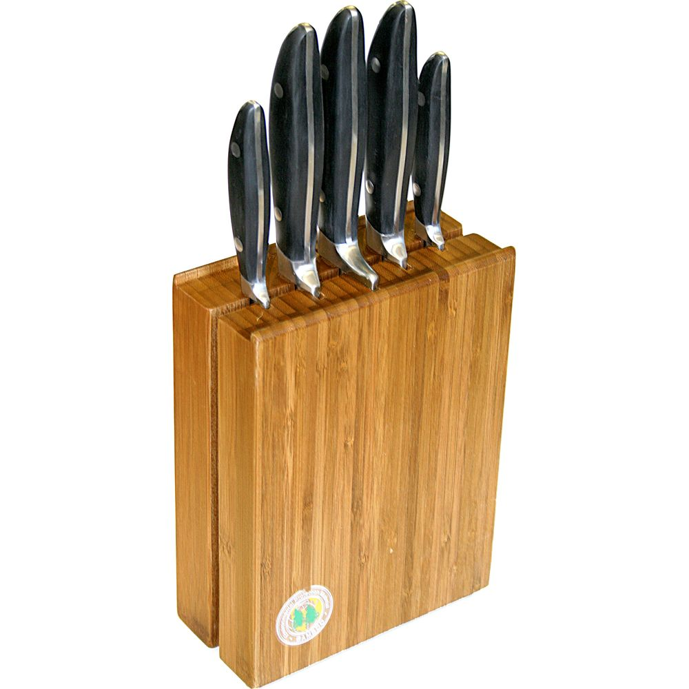 Ein Holzblock hält fünf Küchenmesser mit schwarzen Griffen.