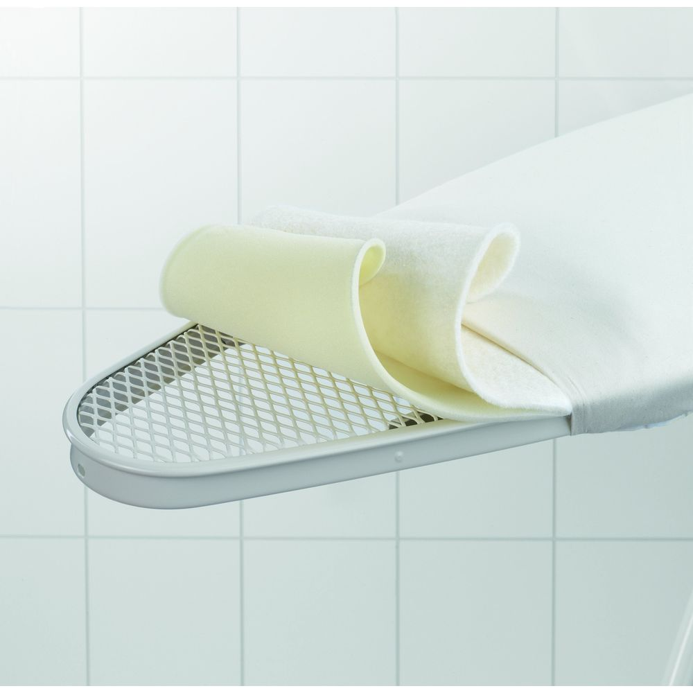 Une planche à repasser avec une grille blanche et une couche de tissu crème.