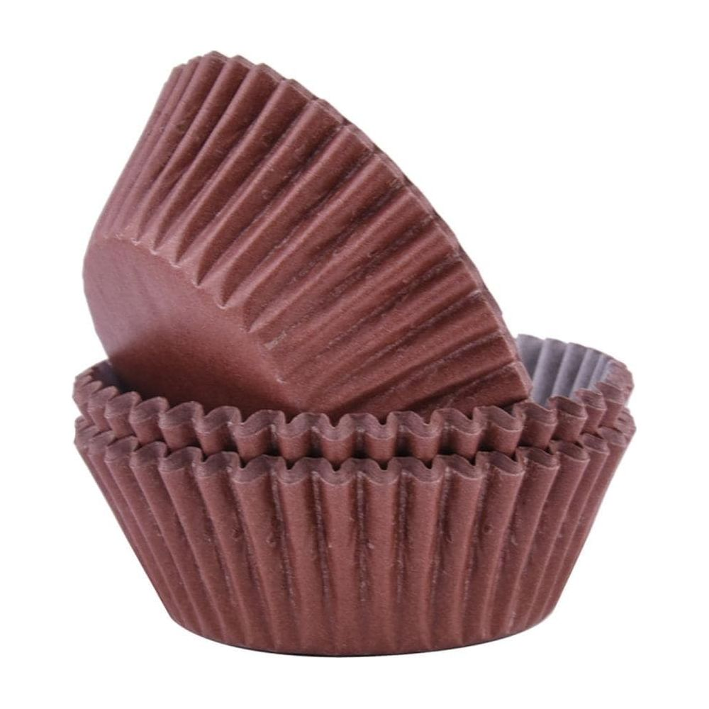Zwei braune Papierförmchen für Muffins oder Cupcakes, weißer Hintergrund.