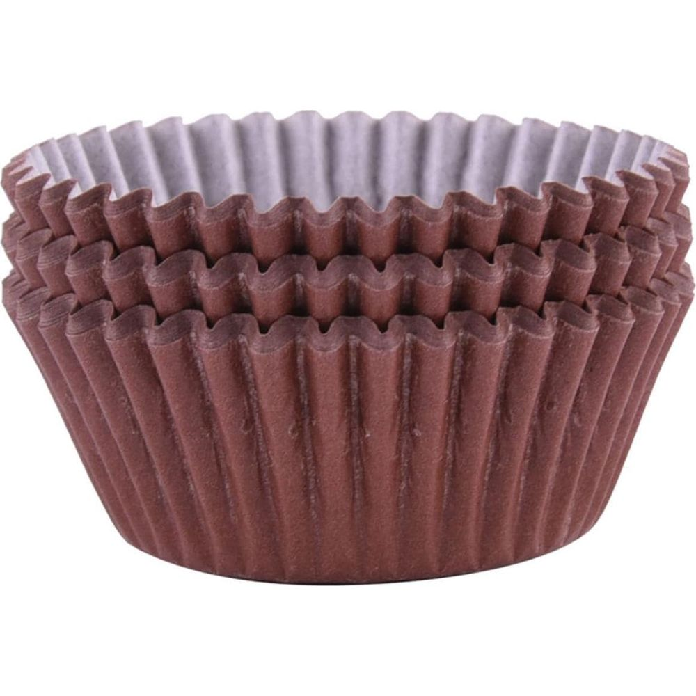 Ein Stapel brauner Muffinförmchen mit grauem Rand.