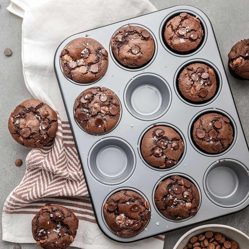 Schokoladenkeksmuffins in einer Backform mit einigen verstreut.