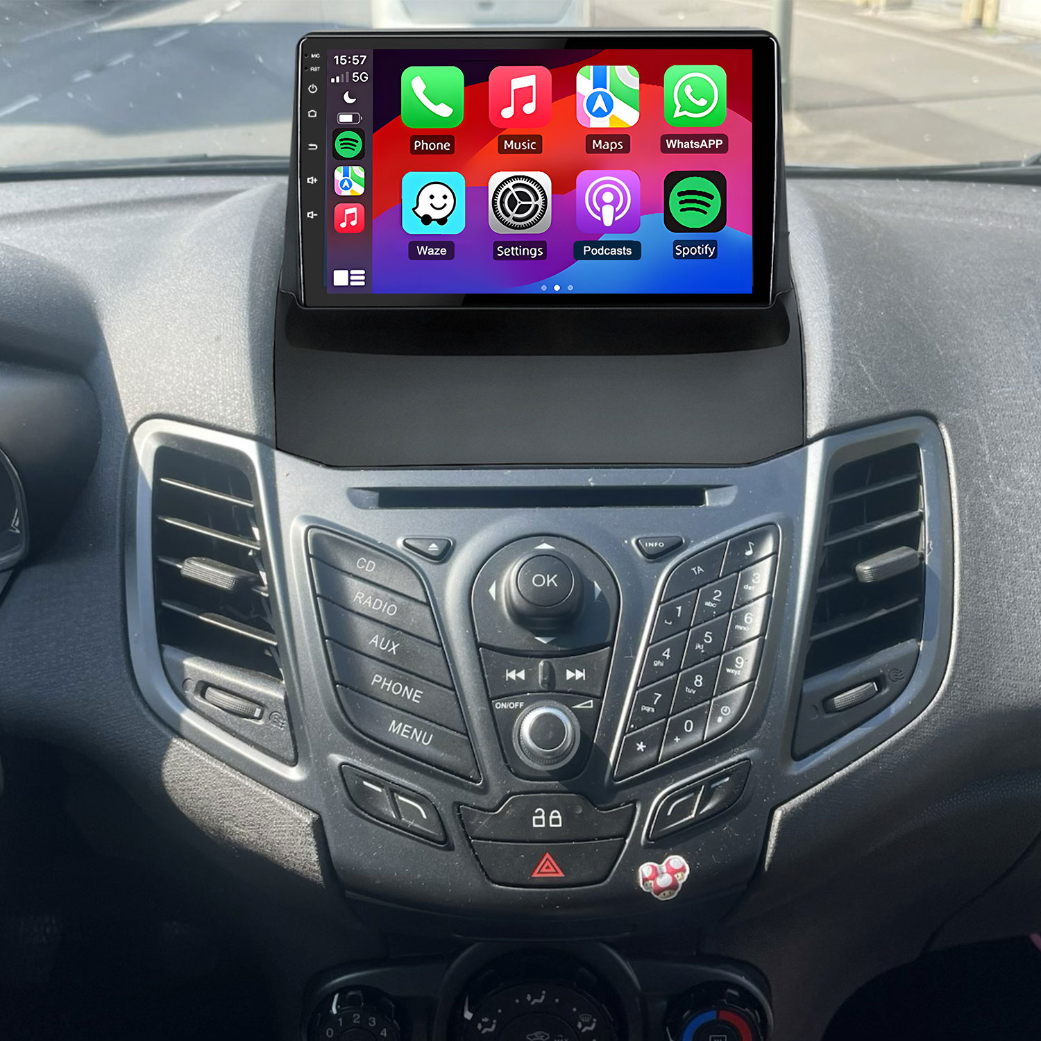 Ein Auto-Infotainmentsystem mit App-Symbolen wie Telefon, Musik, Karten und WhatsApp.