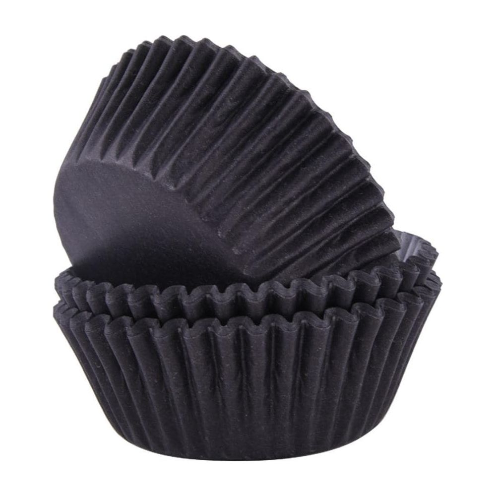 Drei schwarze Muffinförmchen aus Papier, gestapelt und mit Falten.