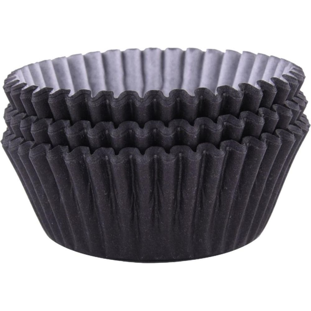 Drei schwarze Papier-Muffinförmchen stapeln sich, weiß ausgekleidet.