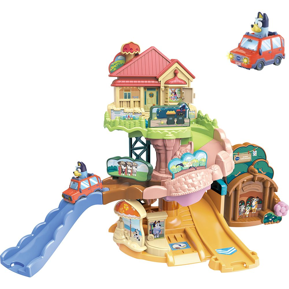 Ein Spielzeug-Baumhaus mit Rutschen und Autos, Figuren von Hunden.