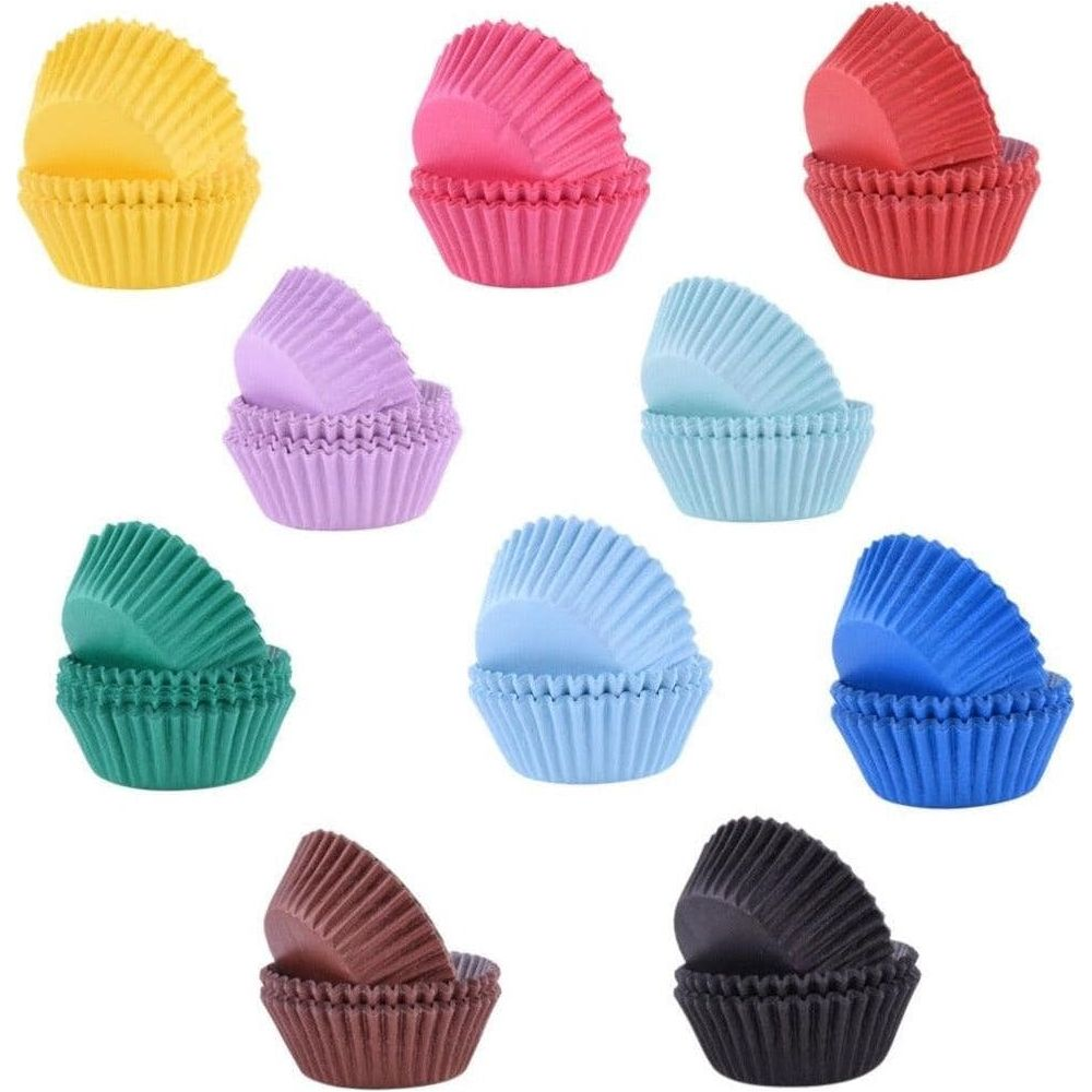Neun Paare bunter Cupcake-Förmchen in Gelb, Pink, Rot, Lila, Türkis, Hellblau, Königsblau, Braun und Schwarz.