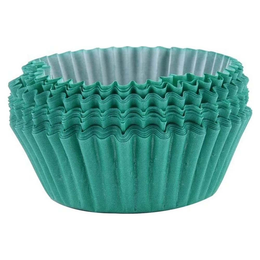 Ein Stapel tealfarbener Cupcake-Förmchen mit gerüschten Rändern auf weißem Hintergrund.