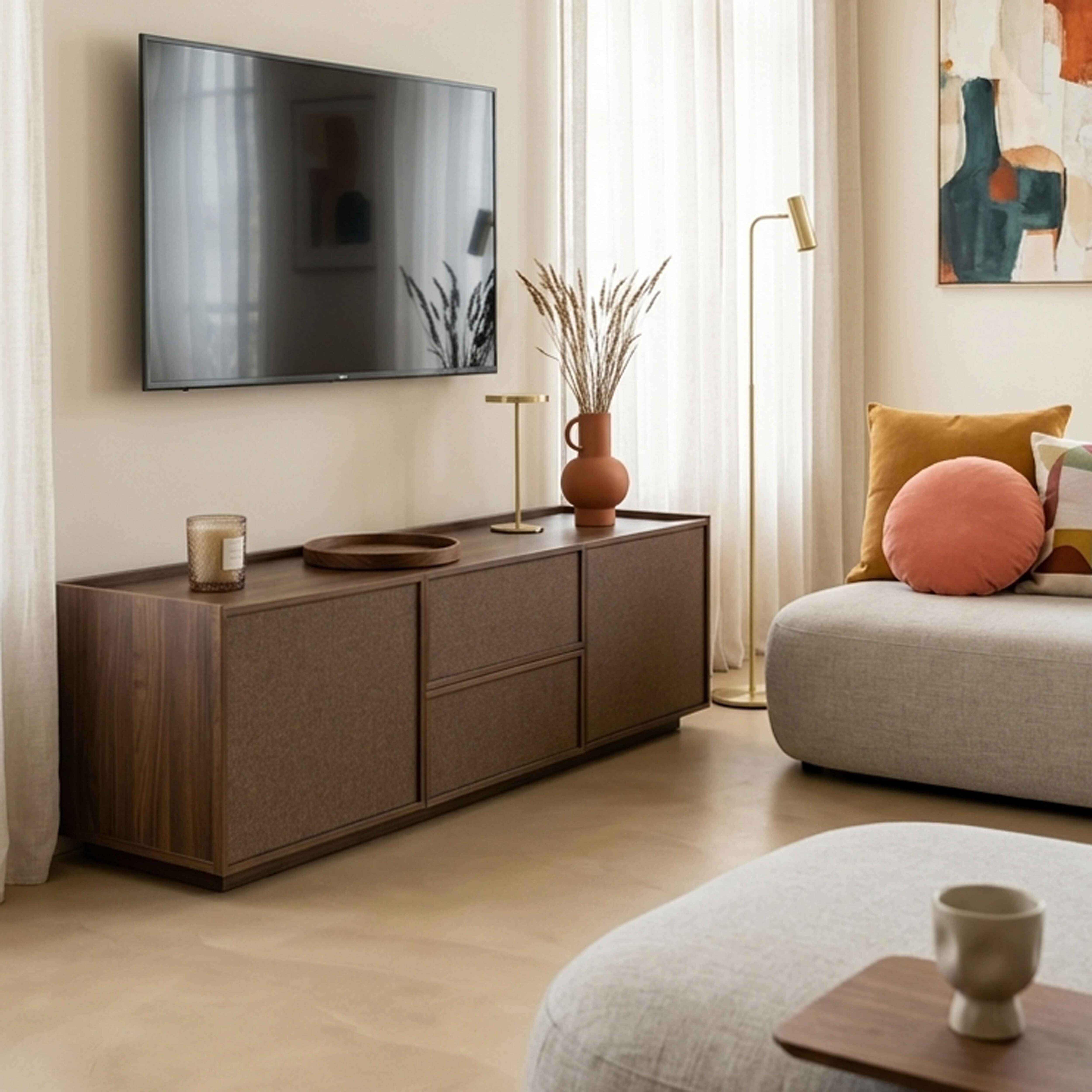 Ein Wohnzimmer mit einem dunklen Holzschrank, einem Fernseher und einem Sofa.