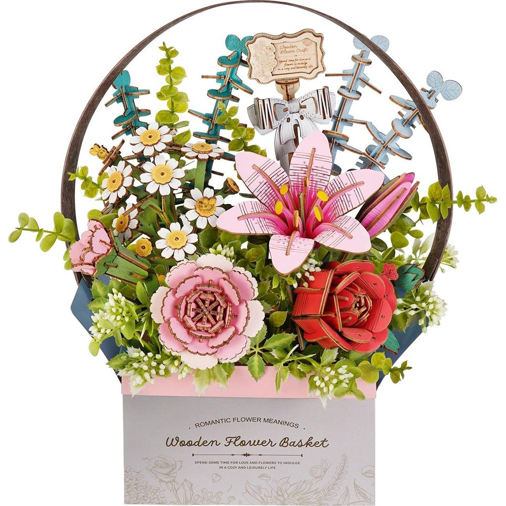 Holzblumenkorb mit rosa, roten und weißen Holzblumen und grünen Blättern.
