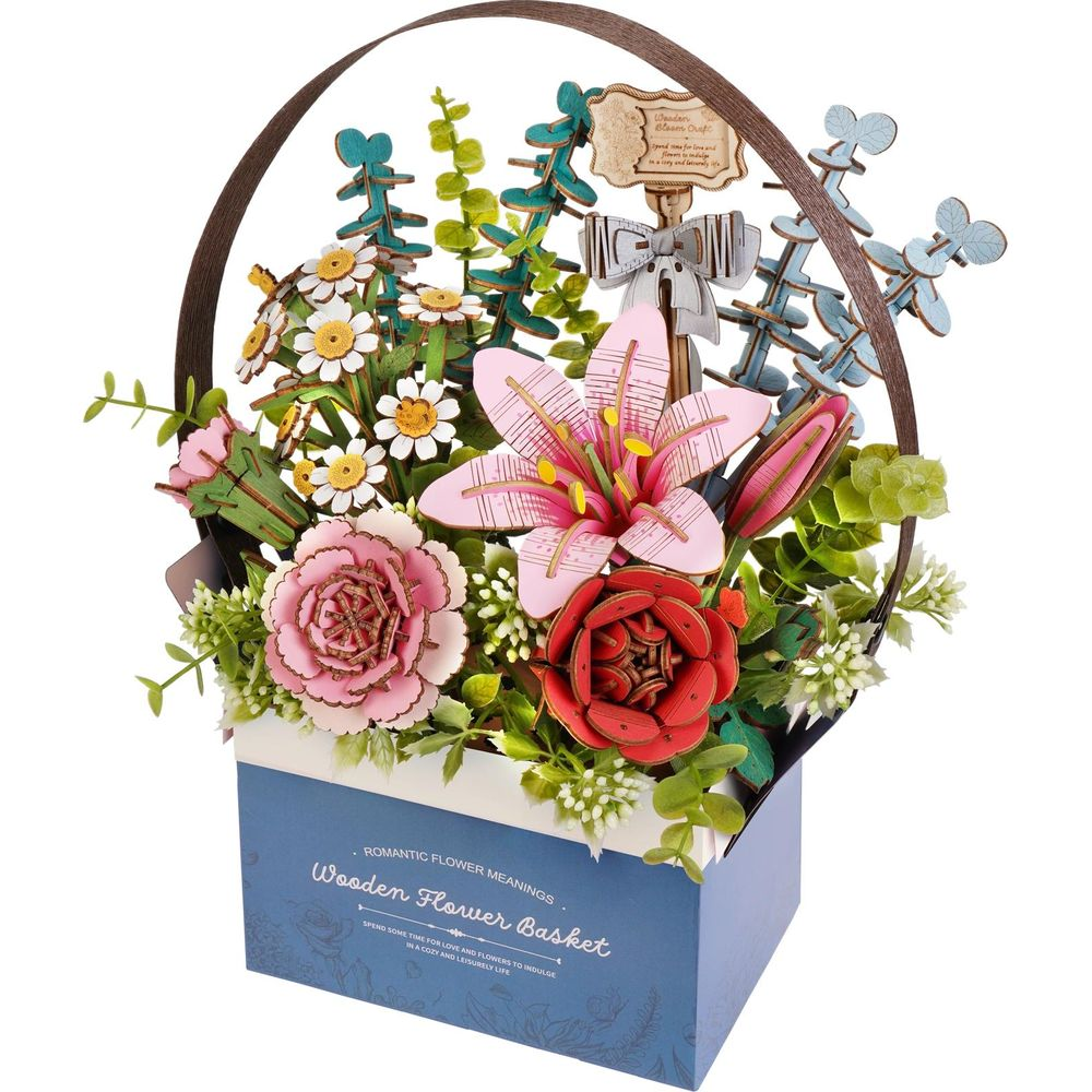 Ein Holzblumenkorb mit einer rosa Lilie, roten und rosa Rosen.