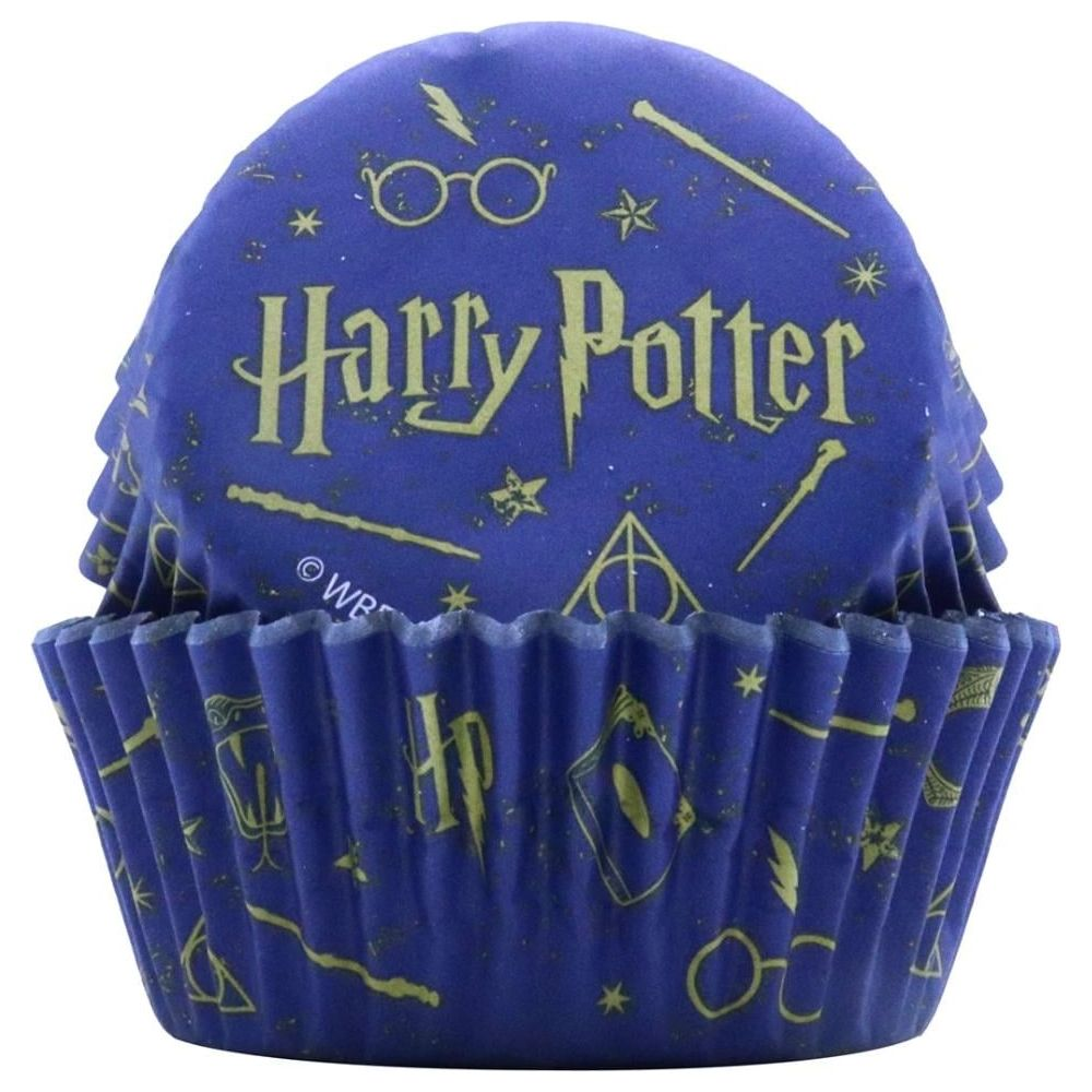 Eine blaue Harry Potter Muffinform mit goldenen Symbolen wie Brille, Zauberstab und Blitz.