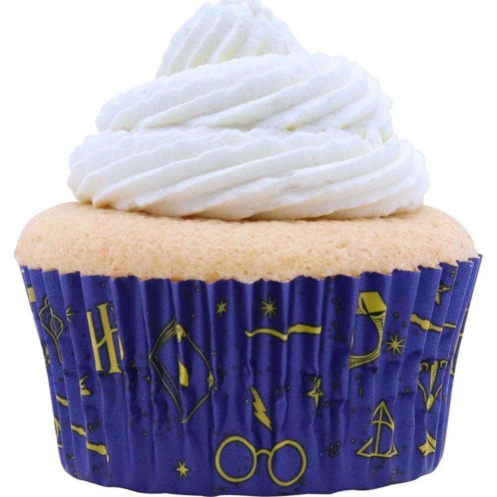 Ein Cupcake mit weißer Glasur in einer blauen Hülle mit Harry Potter Symbolen.