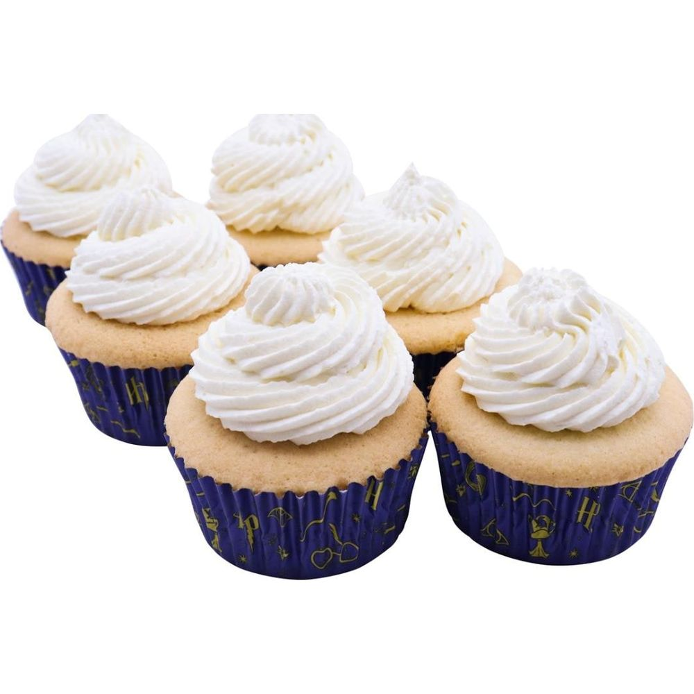 Sechs Cupcakes mit weißer Glasur in dunkelblauen Verpackungen mit goldenen Harry Potter Symbolen.