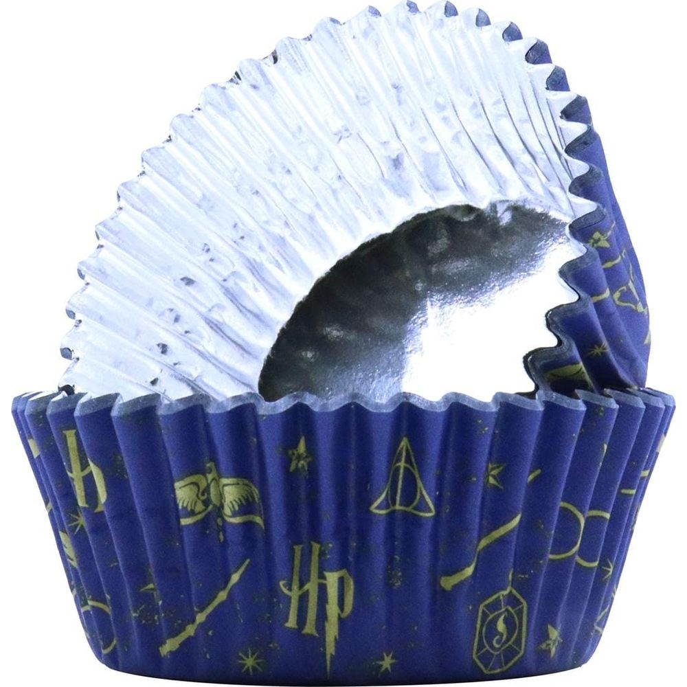 Zwei blaue Muffinförmchen mit Harry Potter-Motiven, innen silberfarben.