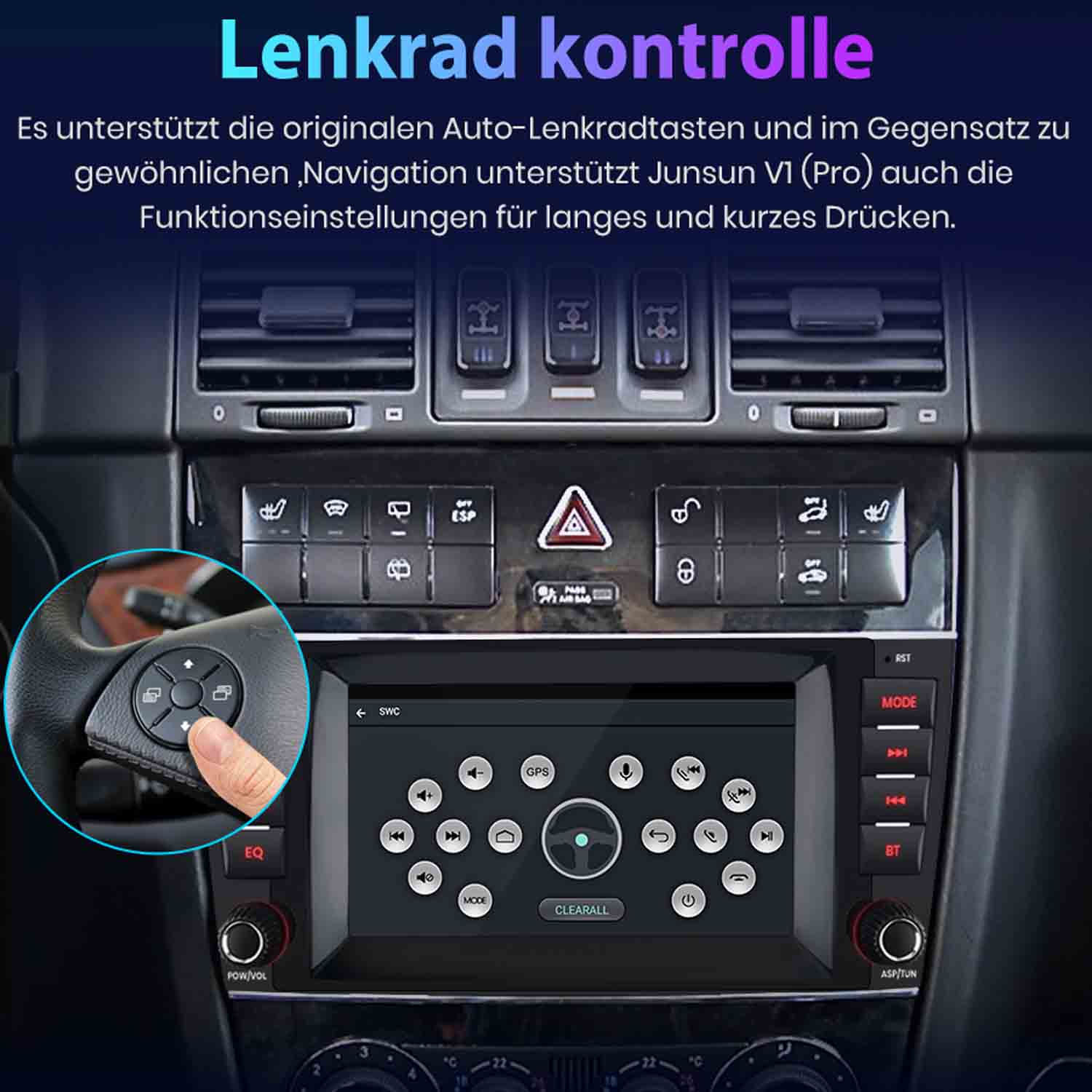 Ein Finger drückt auf eine Taste am Lenkrad eines Autos, das Infotainmentsystem.