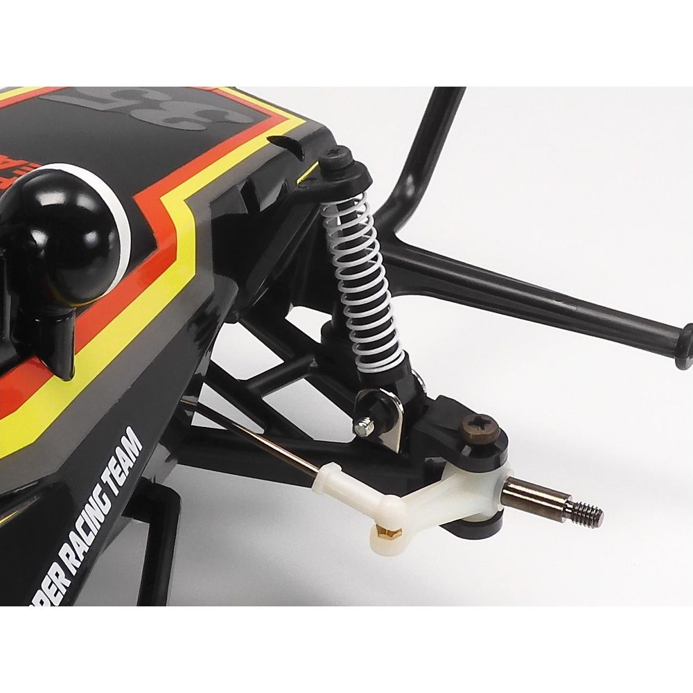 Nahaufnahme eines schwarzen RC-Autos mit roter, gelber und schwarzer Lackierung.