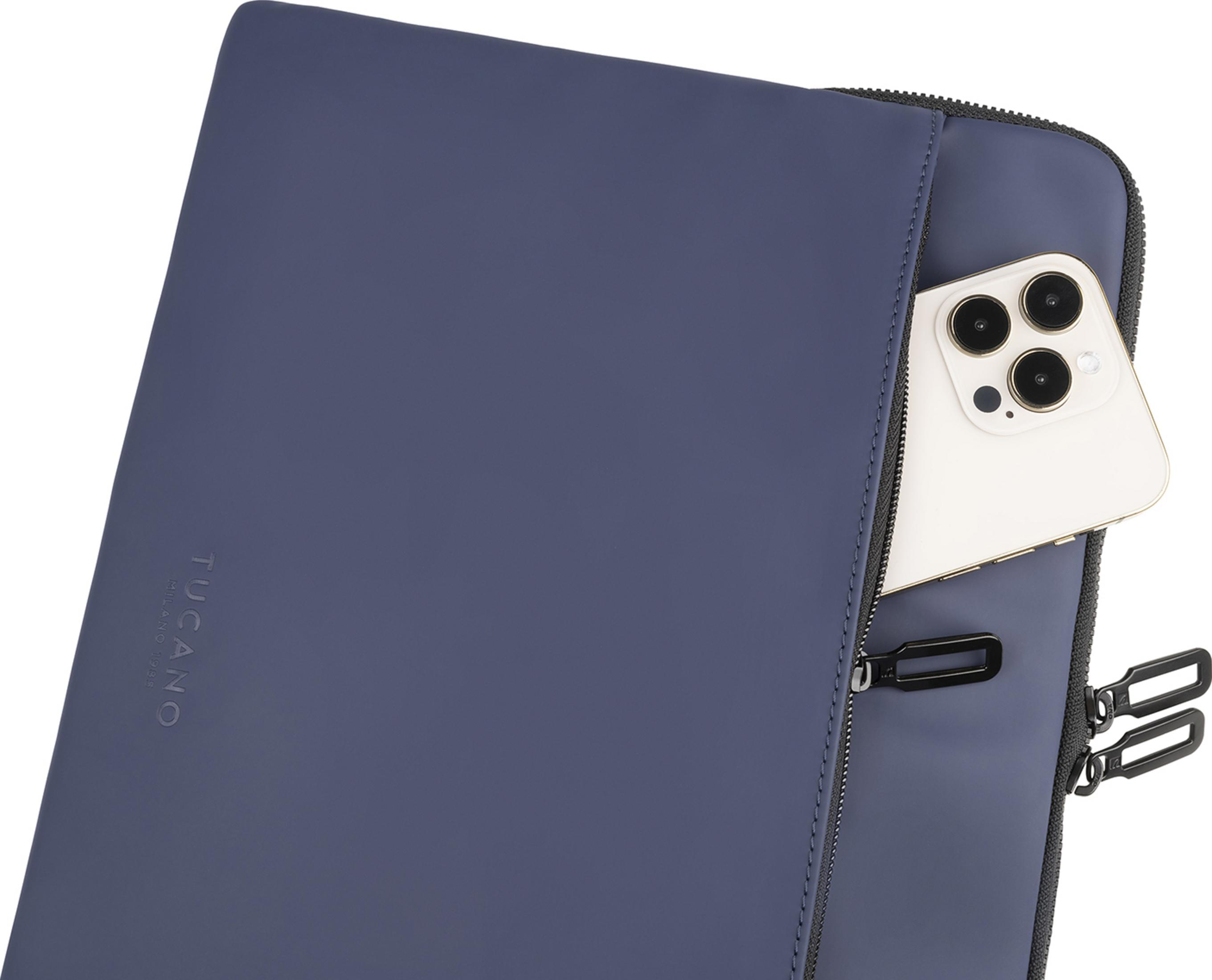 Ein blaues Etui mit Reißverschluss, in das ein weißes Smartphone gesteckt ist.