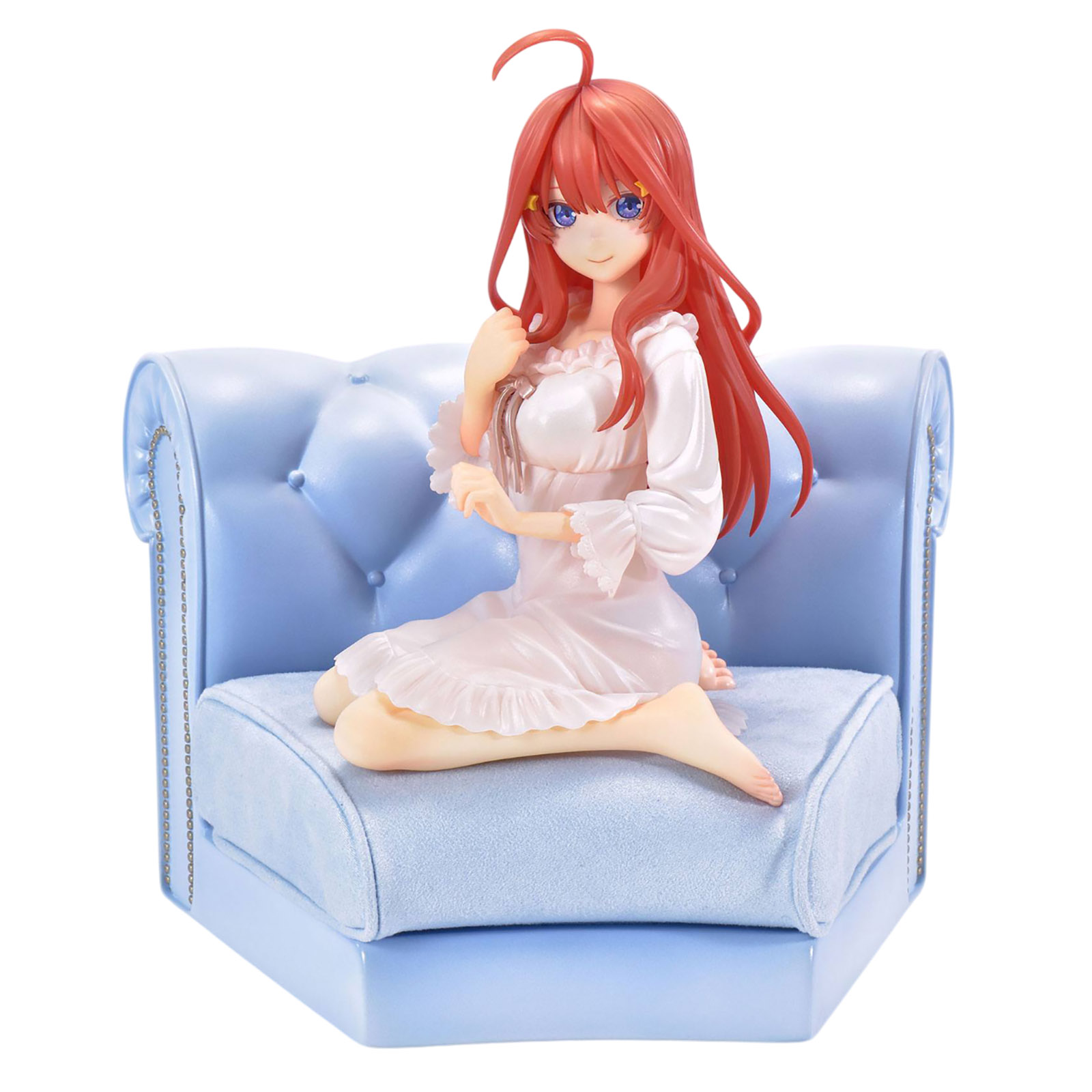 Eine Anime-Figur mit roten Haaren sitzt auf einer blauen Couch und trägt ein weißes Kleid.