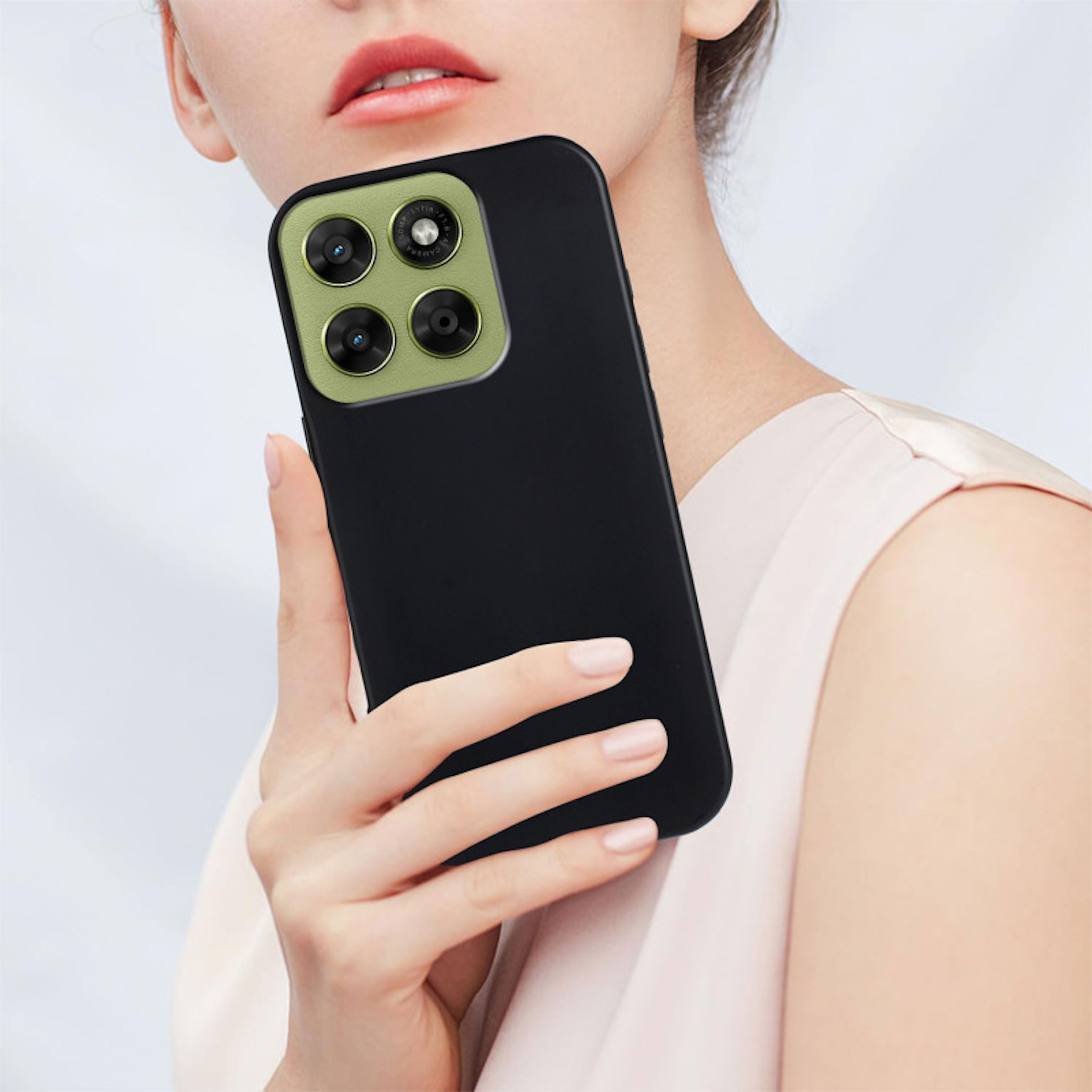 Eine Person hält ein schwarzes Smartphone mit einer grünen Kameralinse.