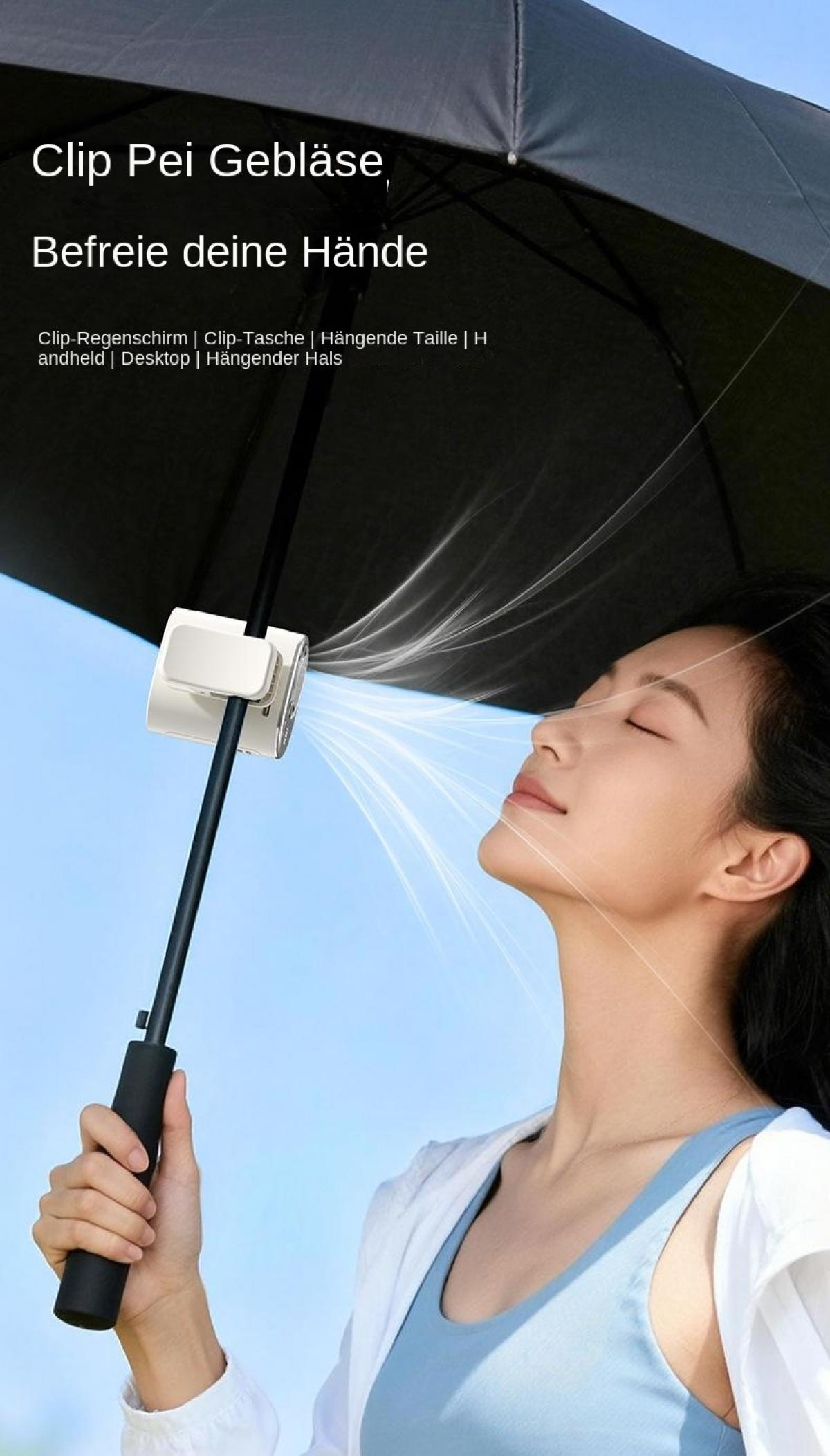 Frau im Freien mit einem Ventilator, der an einem Regenschirm befestigt ist.