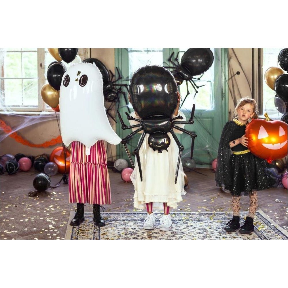 Drei Kinder in Halloween-Kostümen mit Luftballons: Geist, Spinne und Kürbis.