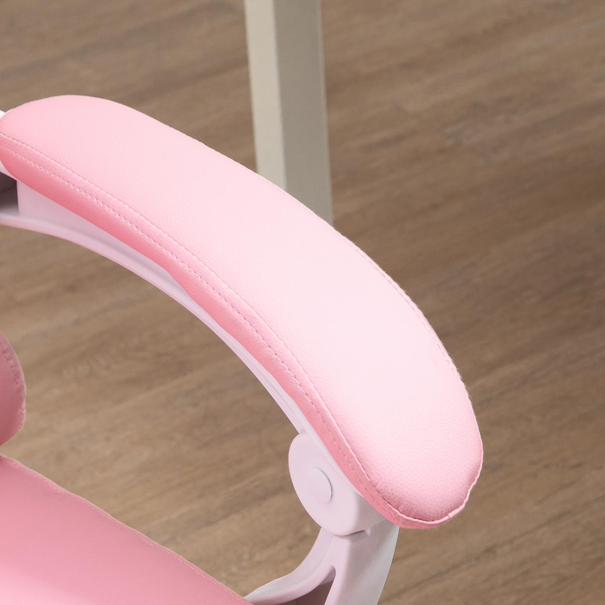 Ein rosa gepolsterter Stuhlarm mit weißen Akzenten auf einem Holzboden.