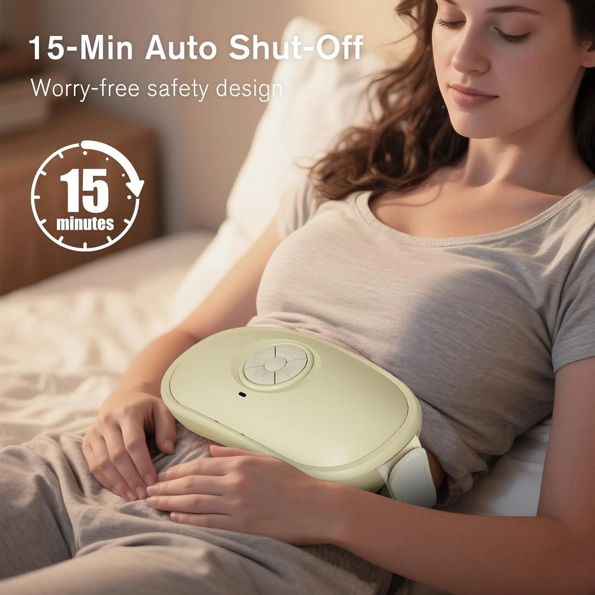 Eine Frau liegt auf einem Bett mit einem cremefarbenen Gerät auf ihrem Bauch.