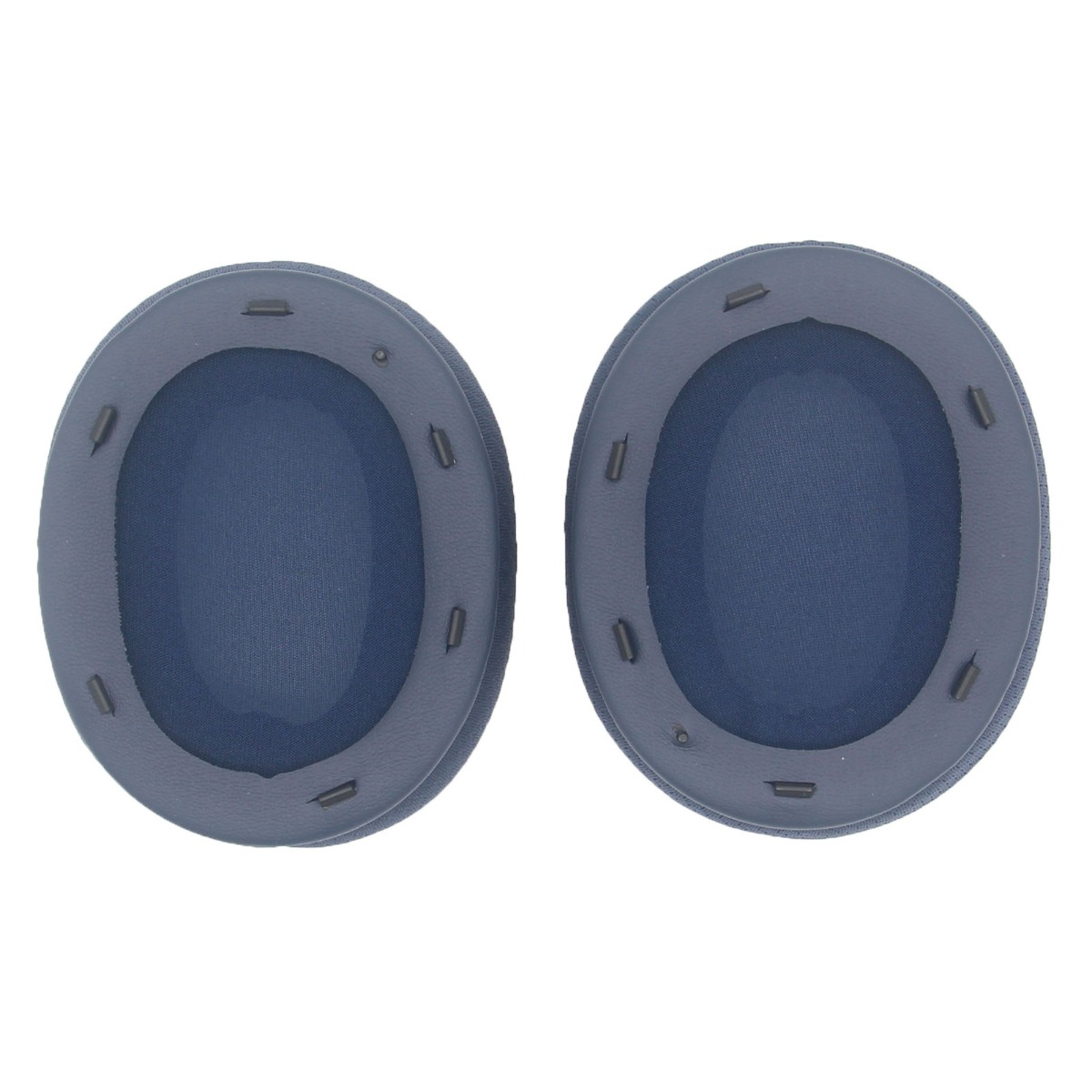 Due cuscinetti auricolari blu scuro con bordi grigi e clip nere su sfondo bianco.