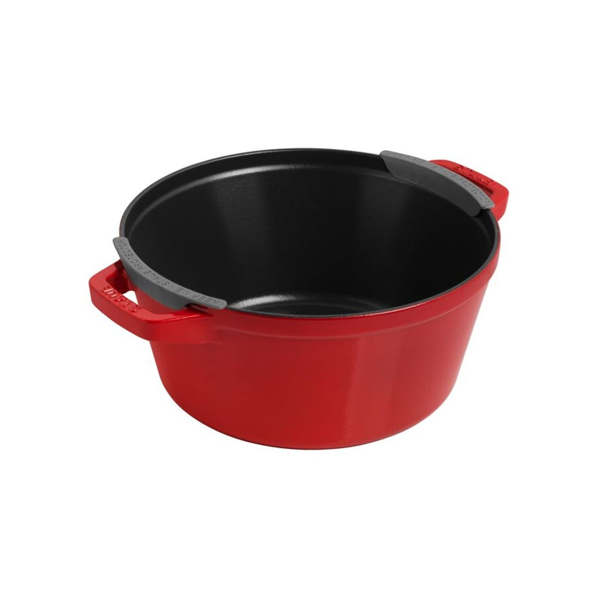 Roter Gusseisentopf mit schwarzer Innenfläche und zwei Griffen.