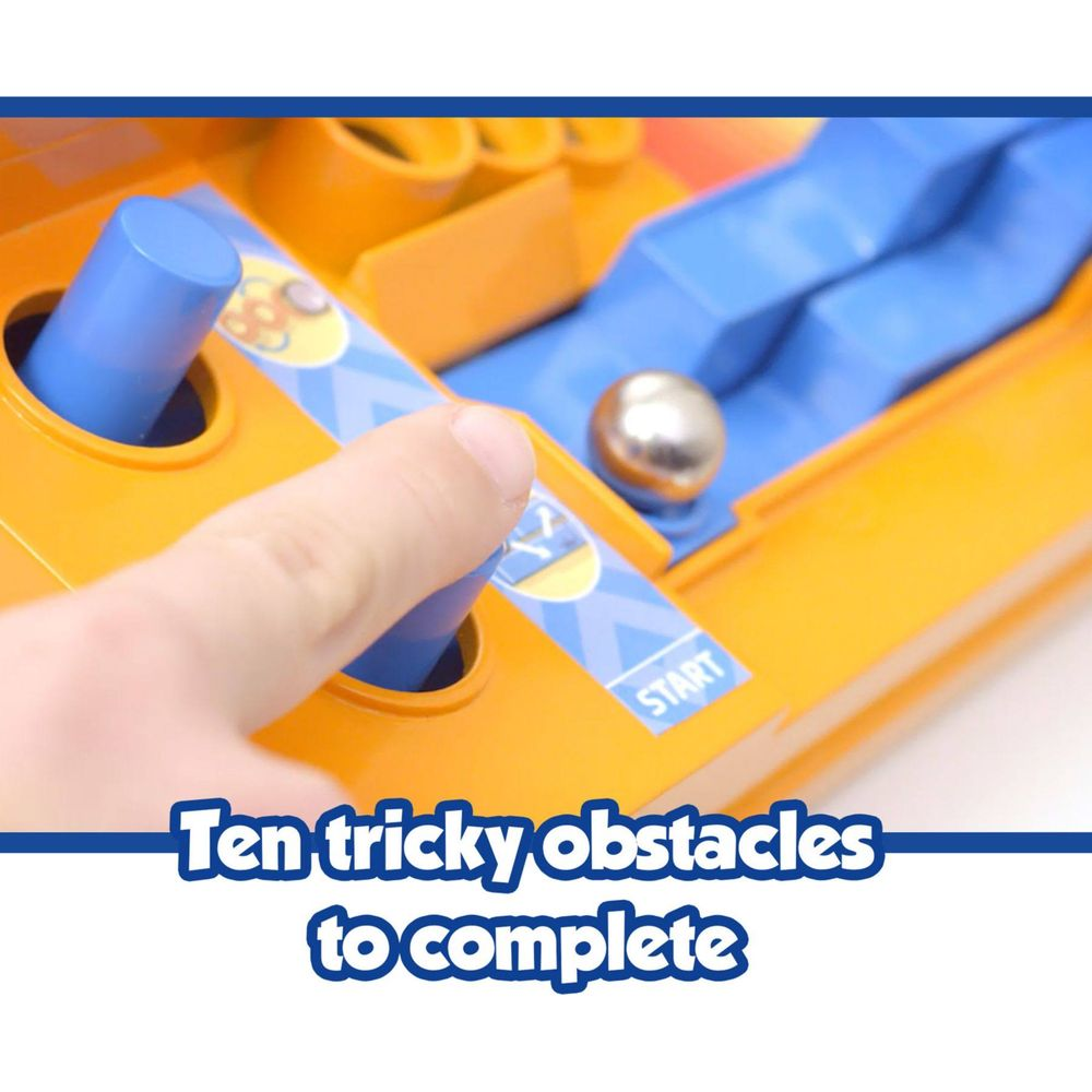 Eine Hand drückt einen blauen Hebel in einem orangefarbenen Spiel. Eine Kugel liegt daneben.