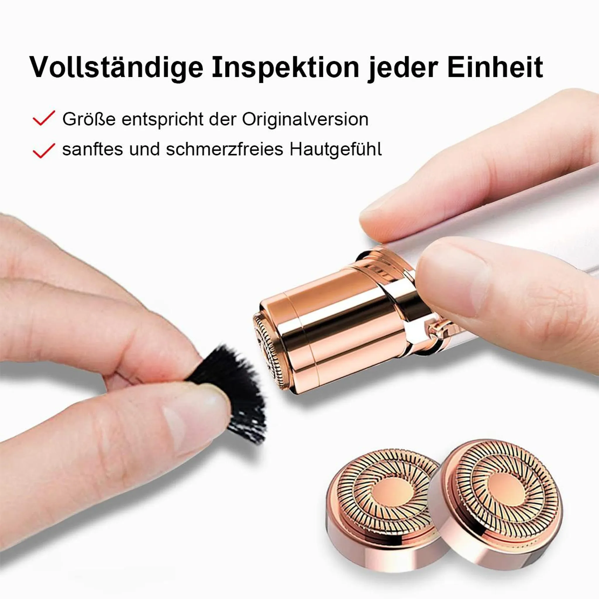 Eine Hand reinigt einen roségoldenen Gesichts-Haarentferner mit einer Bürste. Zwei Ersatzköpfe sind zu sehen.
