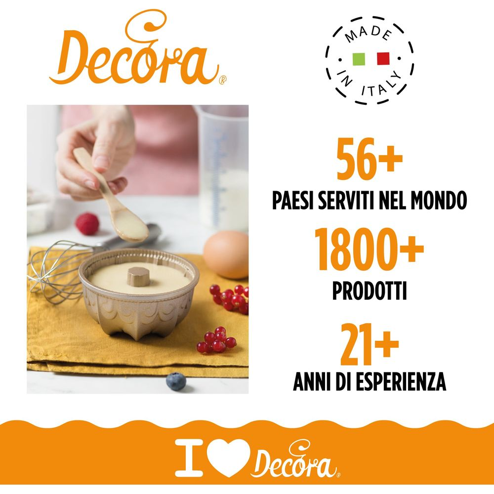 Decora-Logo. Hand schüttet Teig in eine Kuchenform mit Beeren und Ei daneben.