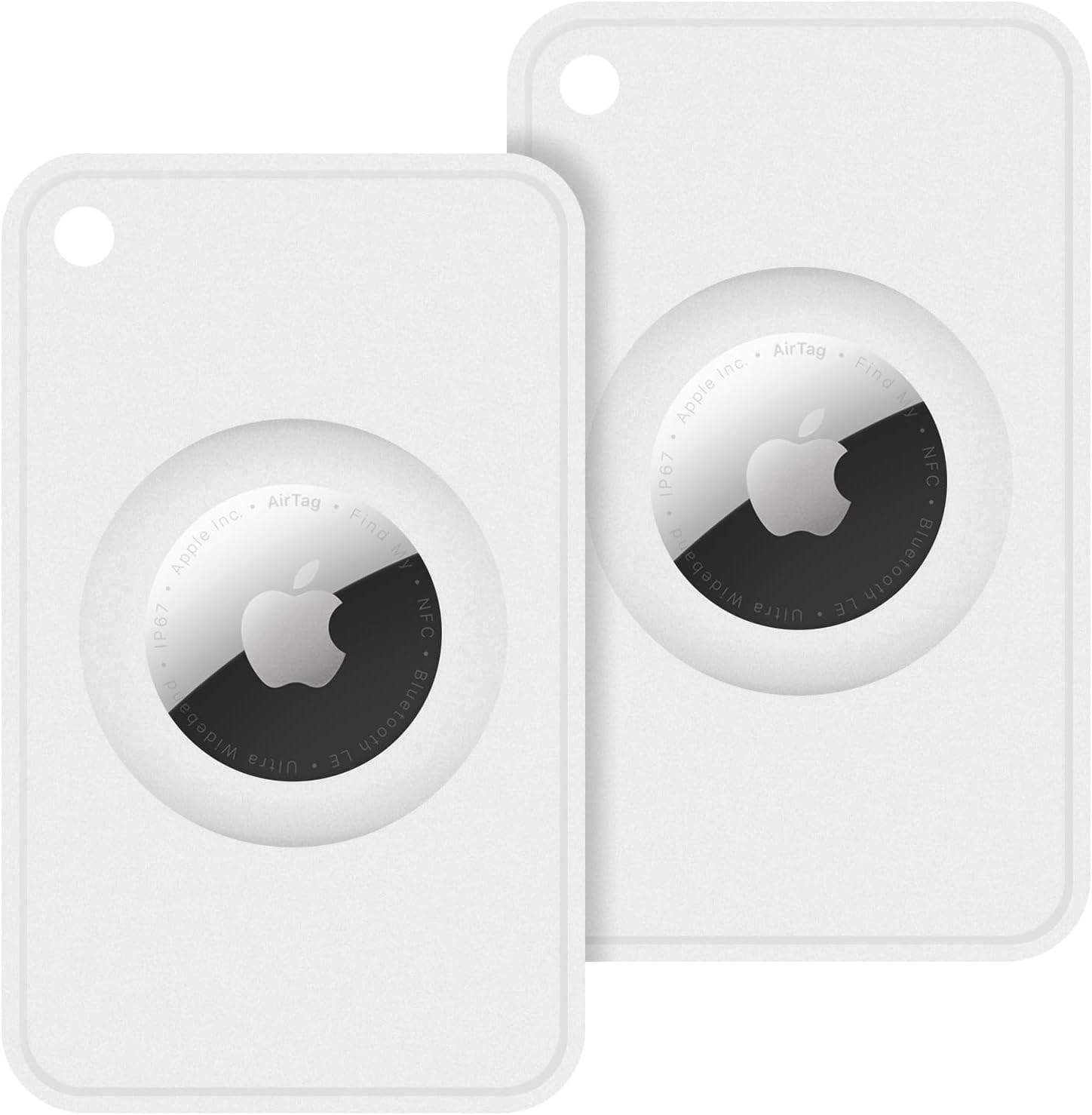 Zwei weiße Apple AirTags mit Apple-Logo und Text auf der Vorderseite.