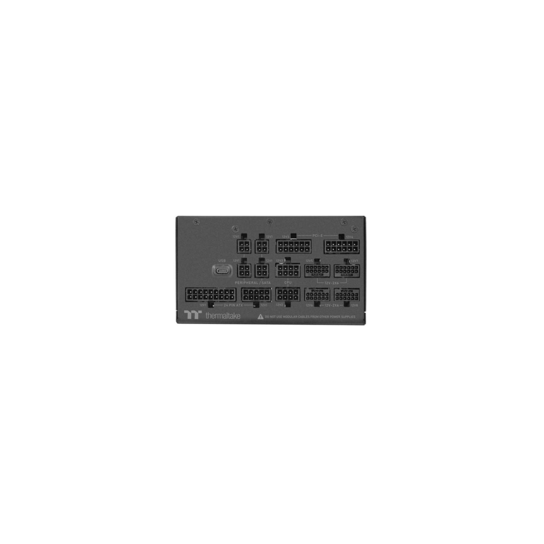 Rückseite eines grauen Thermaltake-Netzteils mit beschrifteten Anschlüssen für CPU, SATA, PCI-E und USB.