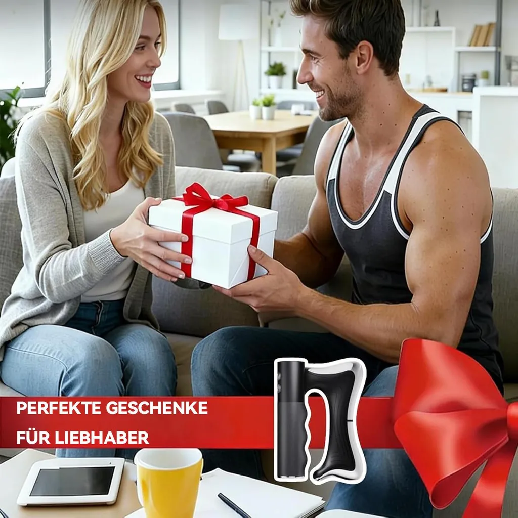 Mann gibt Frau ein Geschenk auf einem Sofa