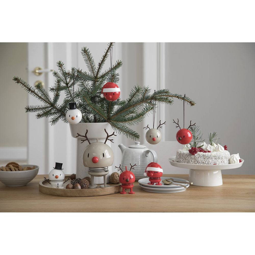 Weihnachtsdekoration mit Rentier-, Schneemann- und Weihnachtsmannfiguren, Torte.